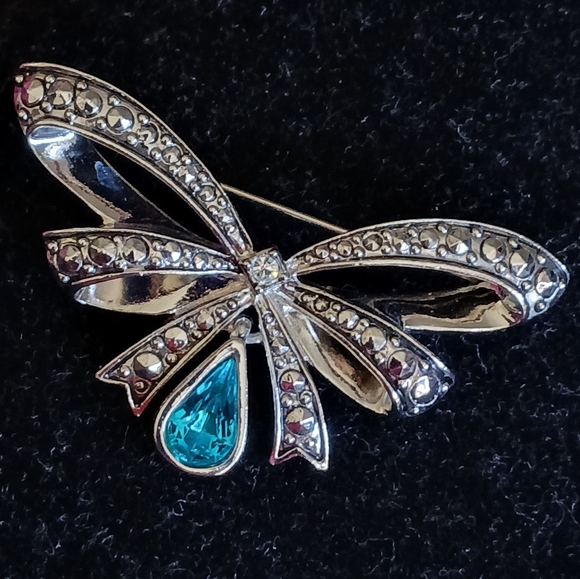 Vintage Avon silvertone bow brooch with turquoise colored pear shaped stone - Picture 7 of 7